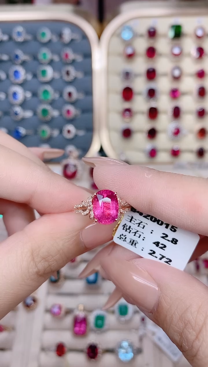 18K金镶嵌碧玺戒指碧玺2.8CT
