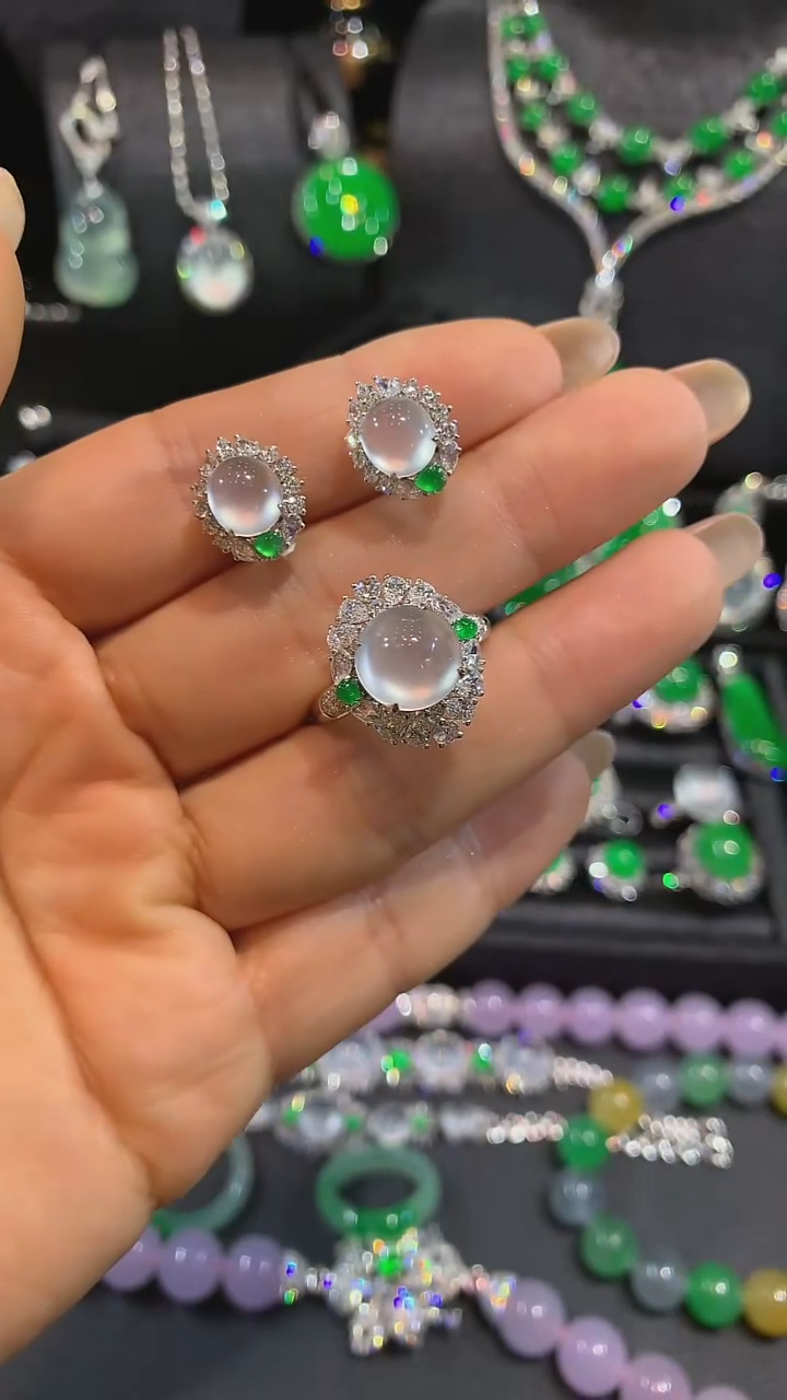 18K金镶嵌戒指翡翠套装