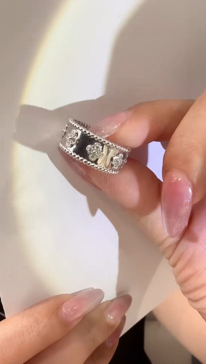 【闪购商品】钻石戒指18K金镶嵌18#K白万花筒