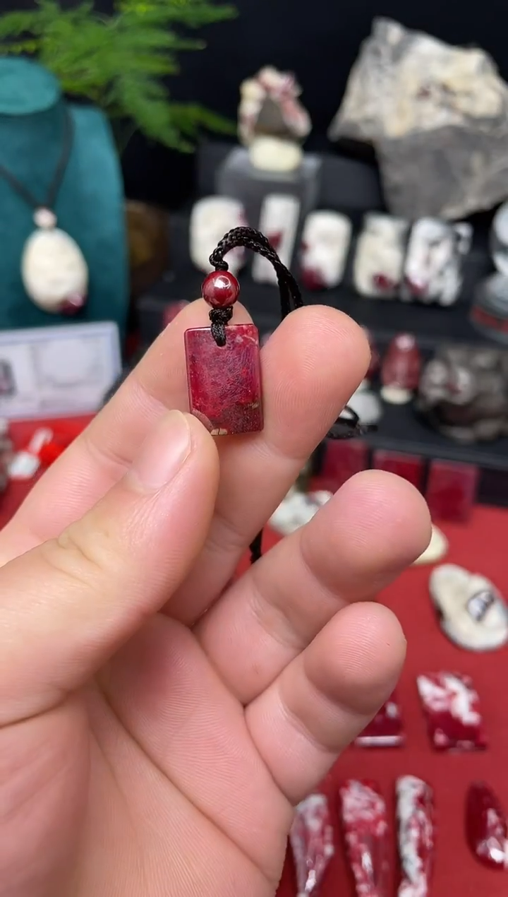天然辰砂无事牌吊坠打灯透