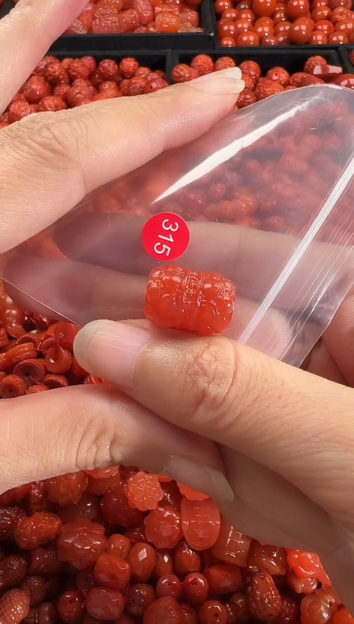 颈饰未镶嵌南红玛瑙1