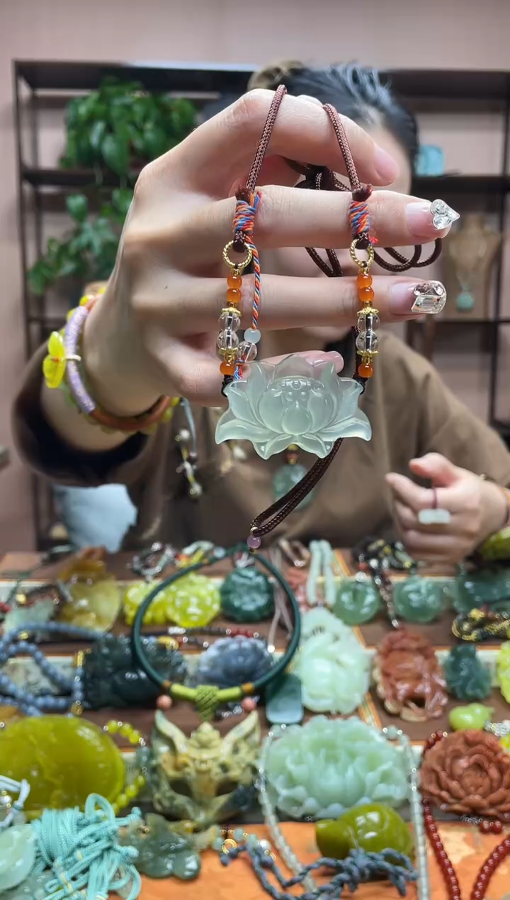 未镶嵌岫玉吊坠多样性发货发其中之一