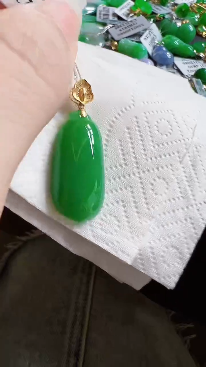 颈饰18K金镶嵌翡翠瓜