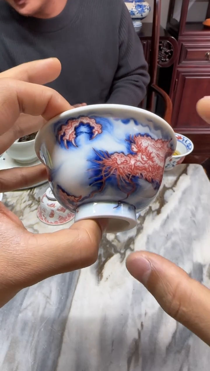 天义华  釉里红龙纹压手杯