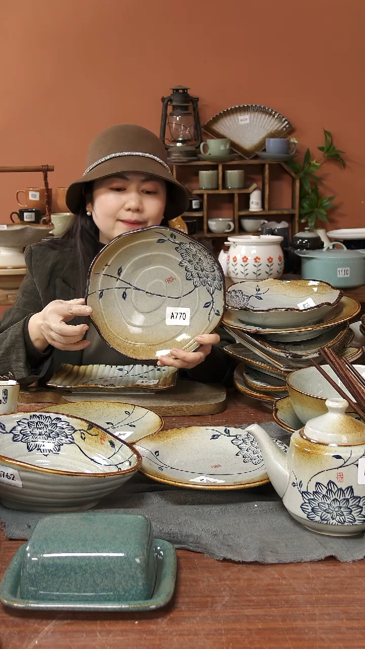 陶瓷A770    一只手绘蓝莲花异形螺纹盘23*5微瑕