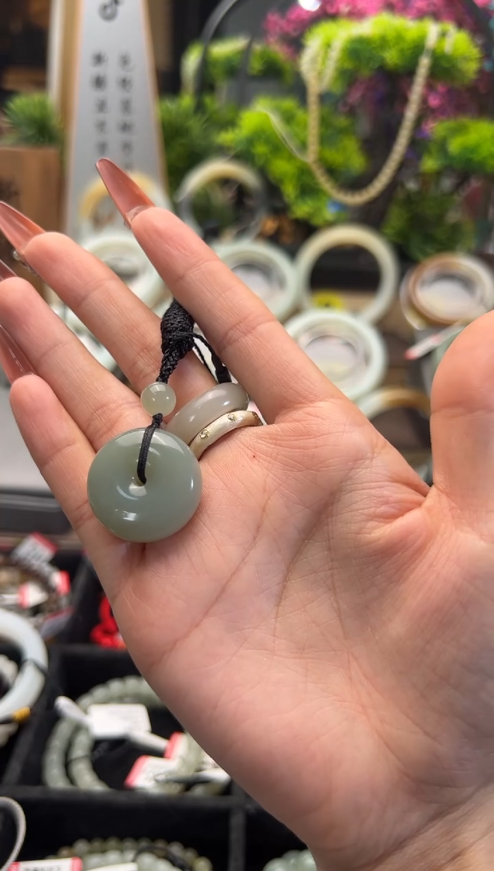 【闪购商品】和田玉吊坠(赠链)未镶嵌且末料青白玉平安扣