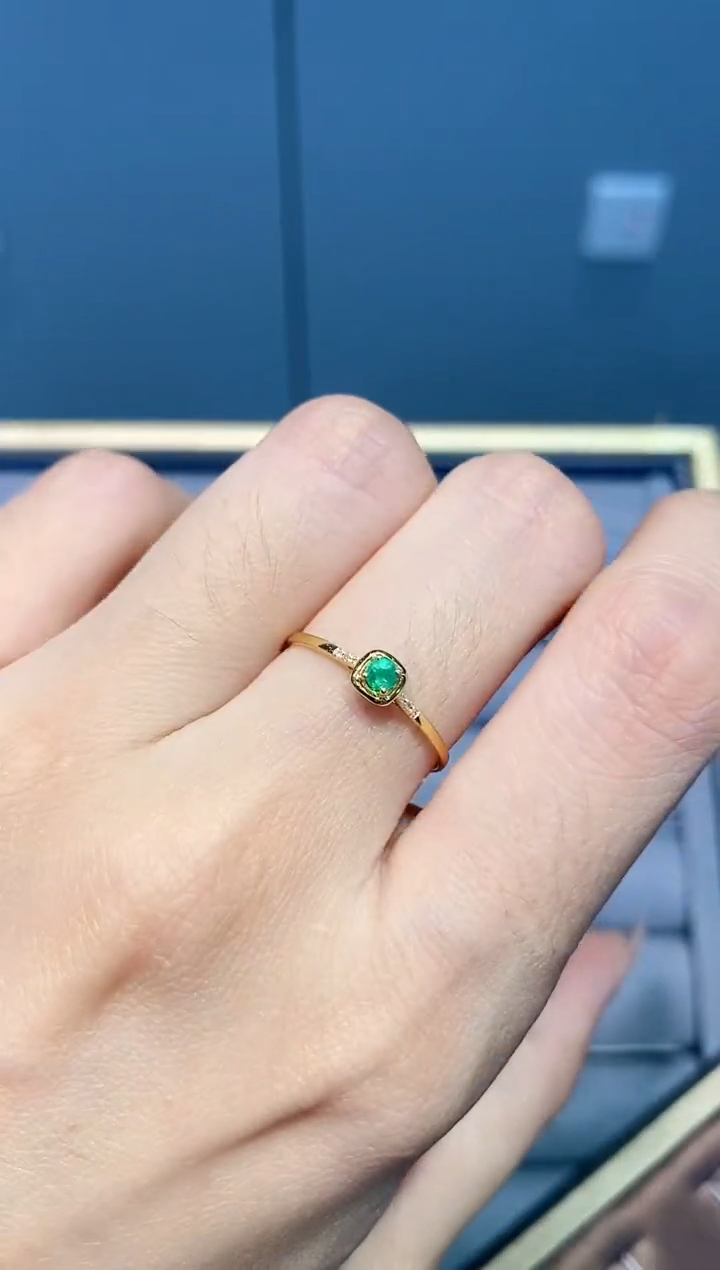 祖母绿戒指18K金镶嵌戒指