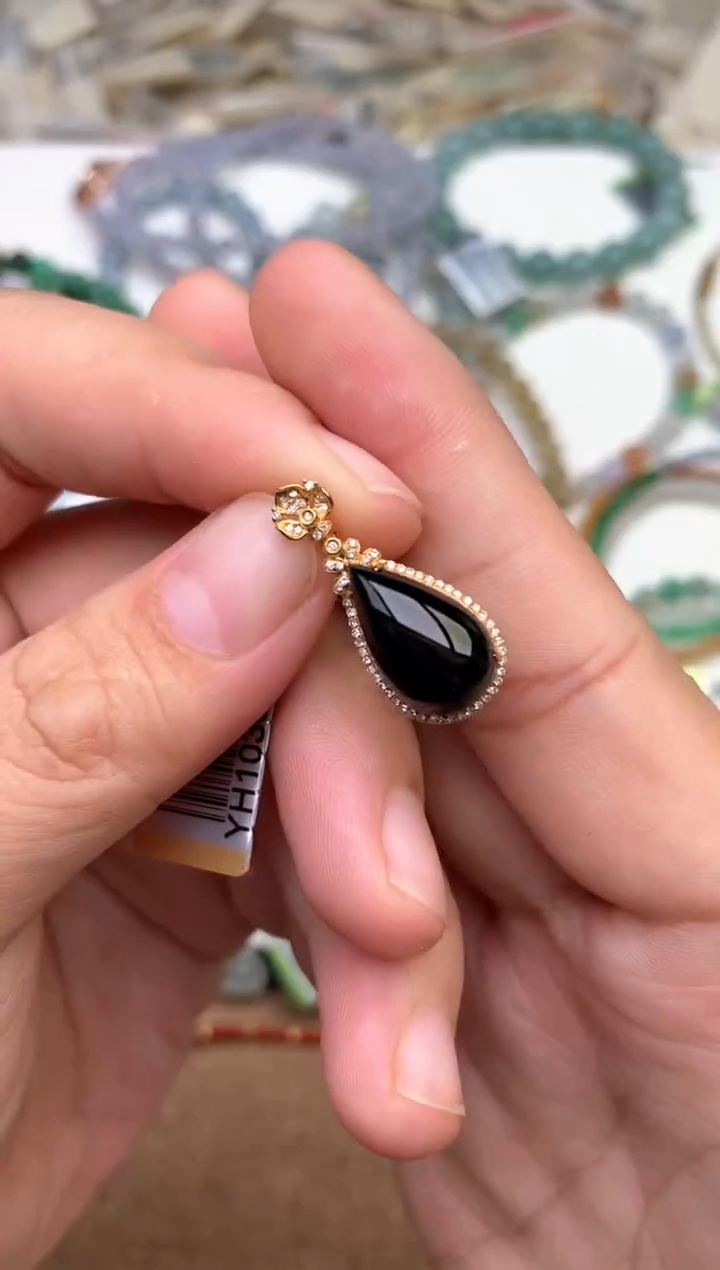 18K金镶嵌挂件翡翠 —