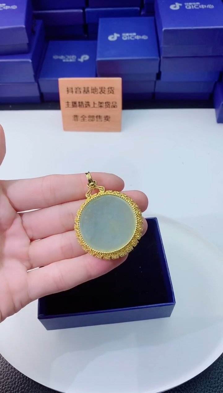 翡翠未镶嵌颈饰         