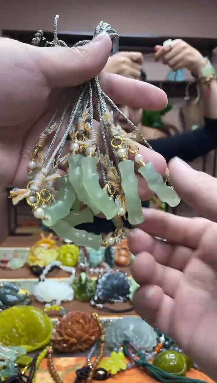 未镶嵌岫玉吊坠多样性发货发其中之一