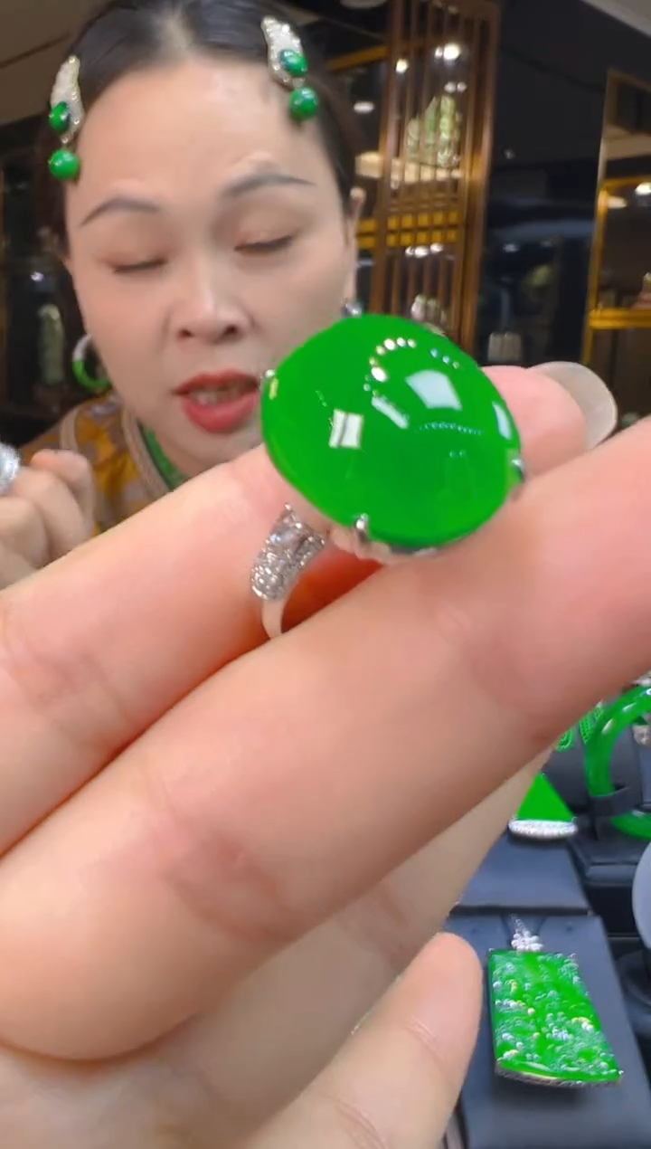 18K金镶嵌戒指翡翠049   