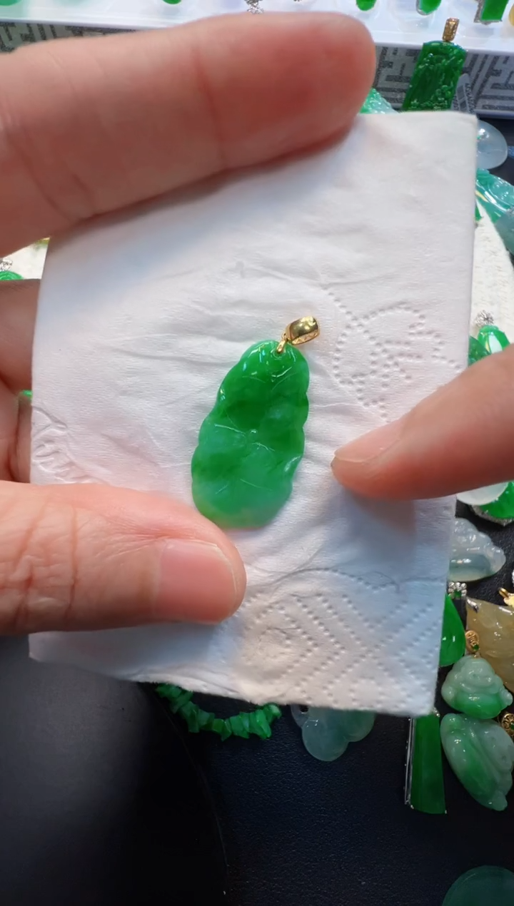 翡翠18K金镶嵌吊坠(不含链)800