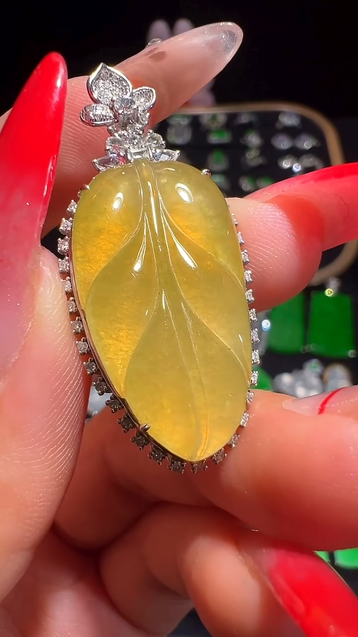 18K金镶嵌挂件翡翠吊坠