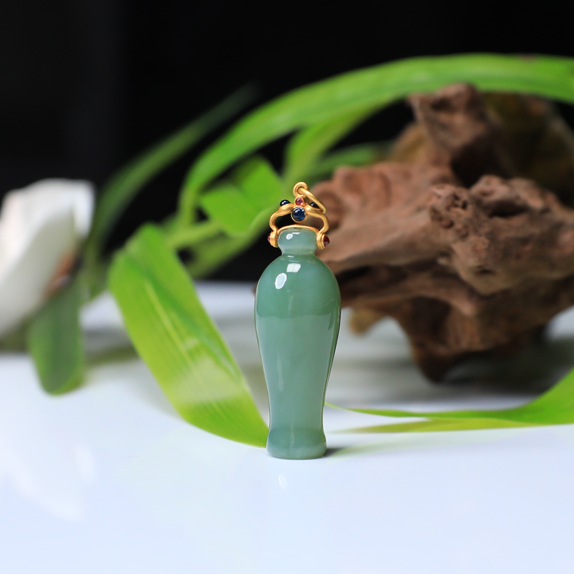 【潮生珠宝】·臻品·和田玉18K金碧玉粉青“猫眼级”玉净瓶多样性发一