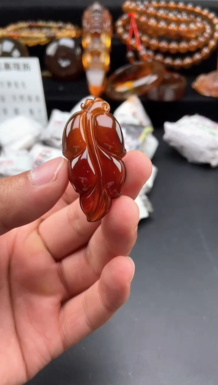 【闪购商品】琥珀颈饰未镶嵌棕血珀叶子吊坠