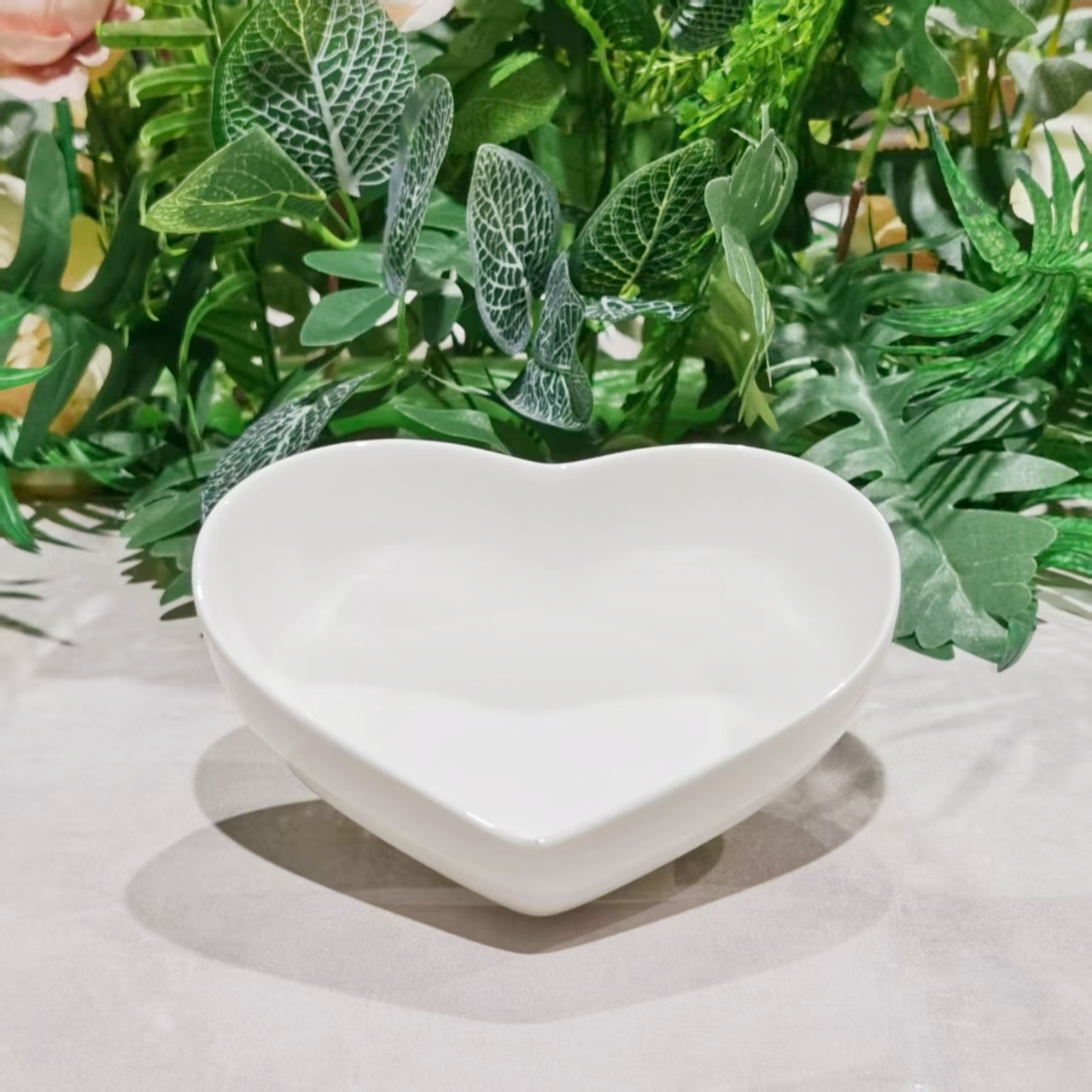 白如玉骨质瓷心形盘餐具家用盘子