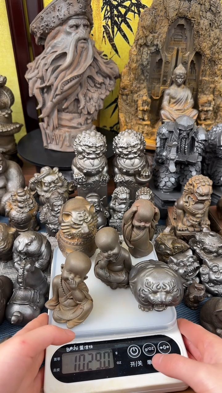 铁精致潮玩摆件三个小沙弥，踏古虎，条纹喊妈虎