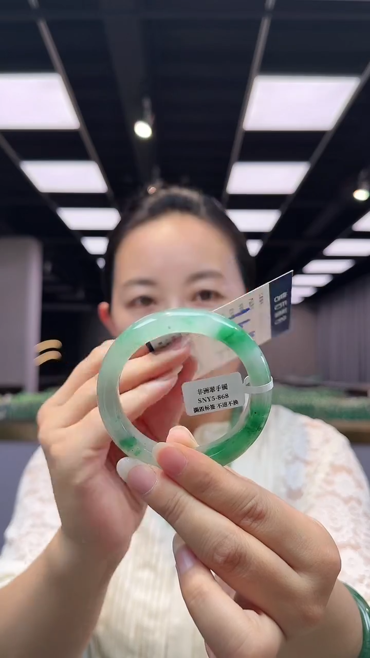 石英质玉手镯未镶嵌口径55.6-13.6-8.9