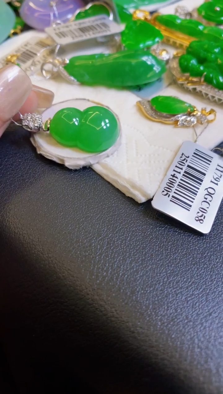 【闪购商品】翡翠颈饰未镶嵌葫芦