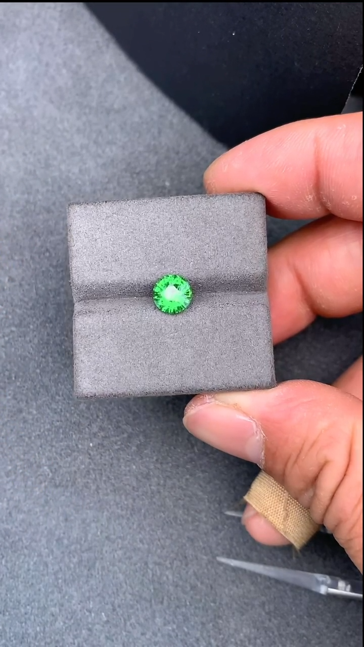 【闪购商品】石榴石（沙弗莱）裸石未镶嵌1.55克拉