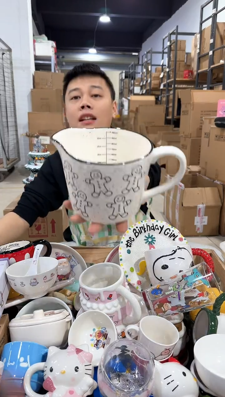 瓷片姜饼人奶壶  