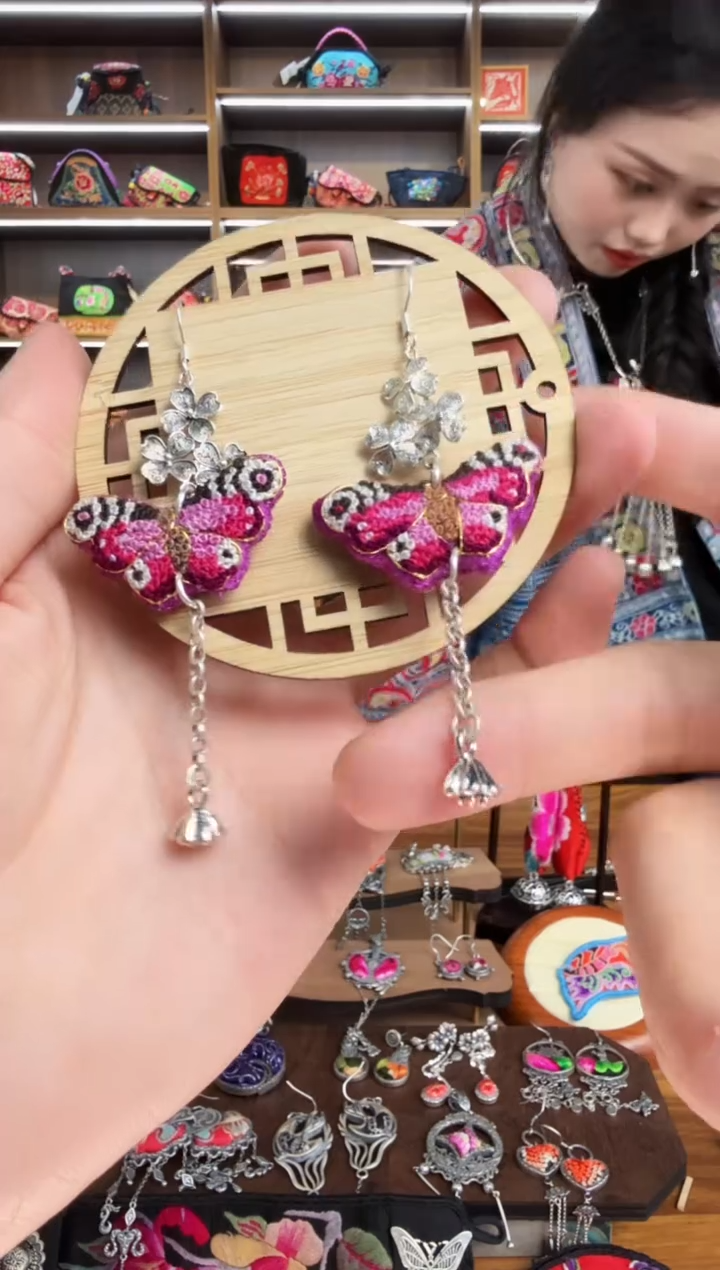 【闪购商品】织绣42蒙阿苏苗绣传承