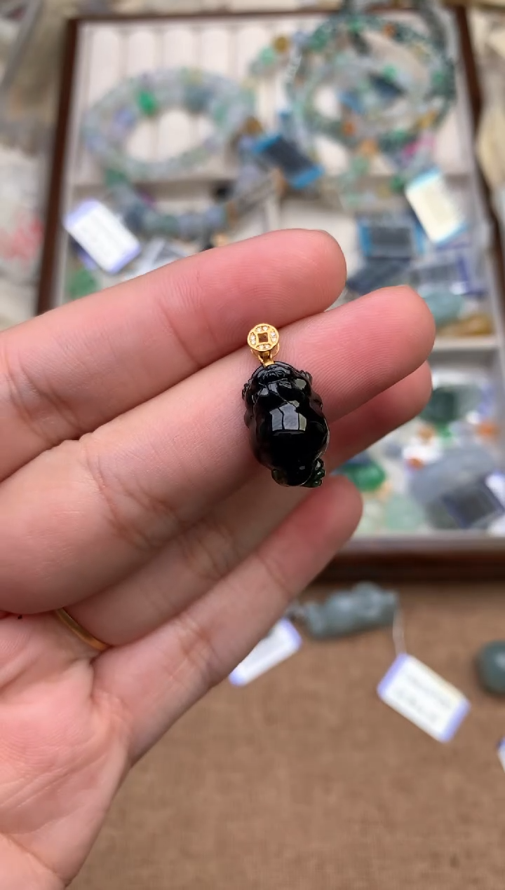 18K金镶嵌挂件翡翠一