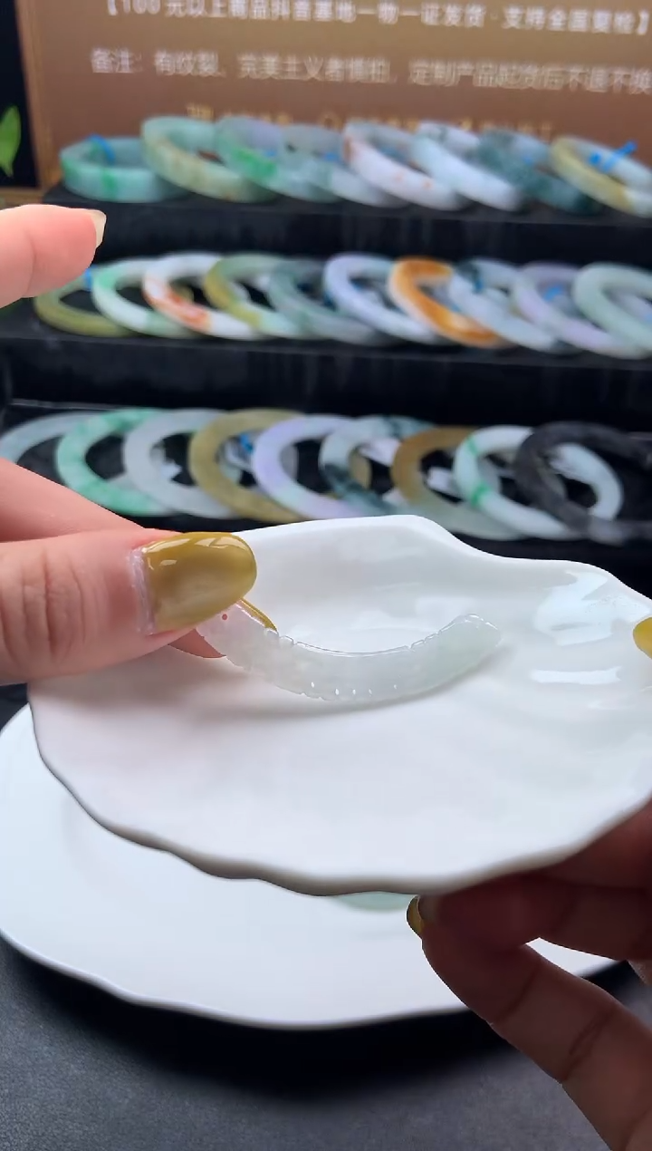 【闪购商品】翡翠颈饰未镶嵌玉璜