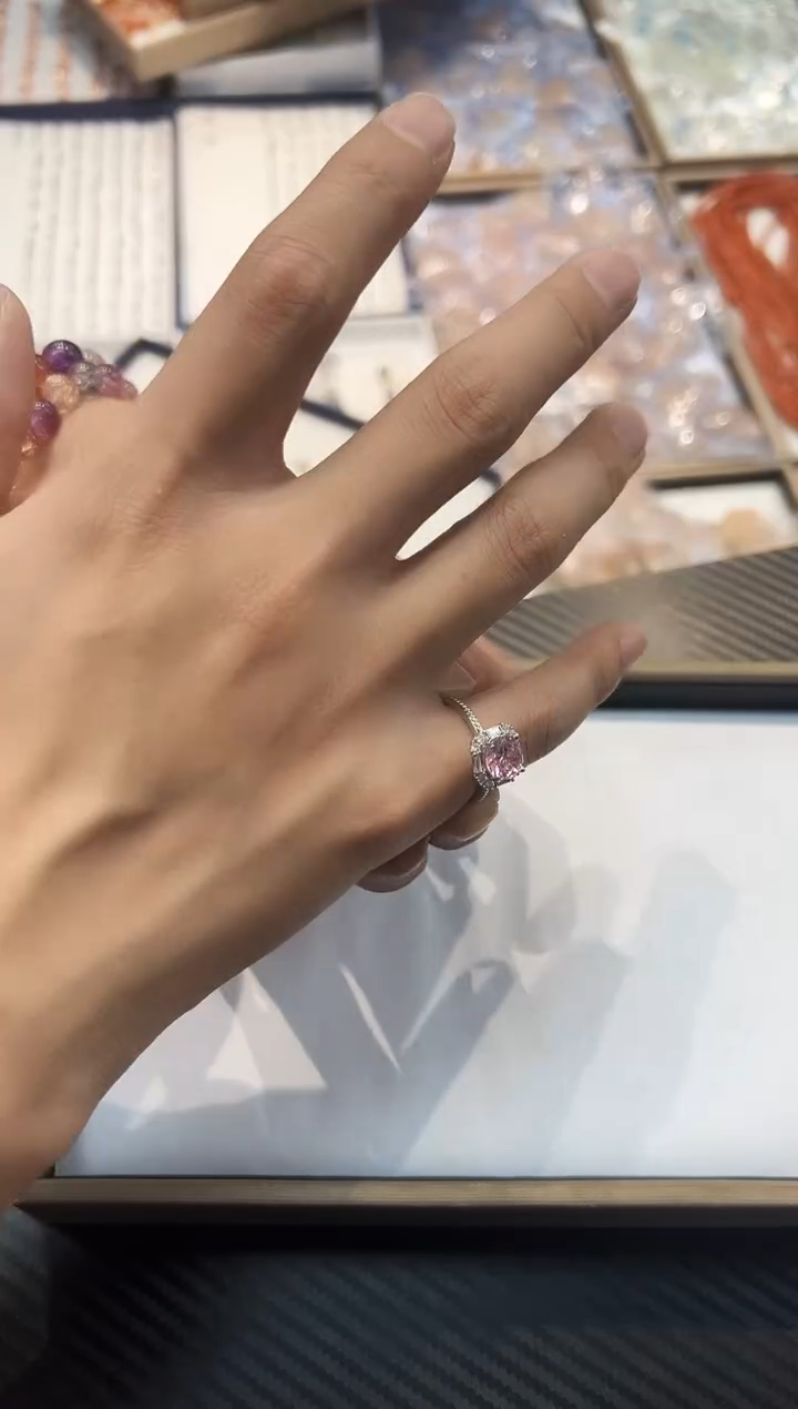 福利款粉托帕戒指