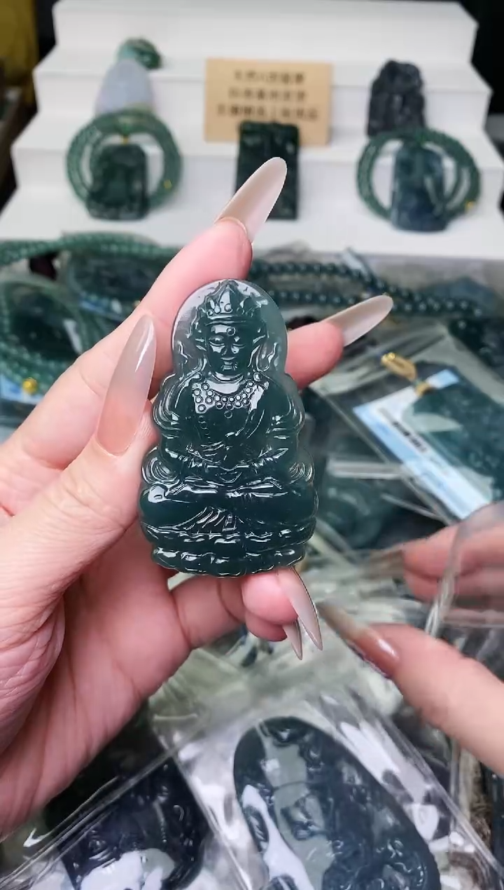 颈饰未镶嵌翡翠 