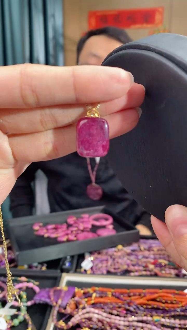 【闪购商品】红宝石吊坠(不含链)18K金镶嵌127多样性发其一