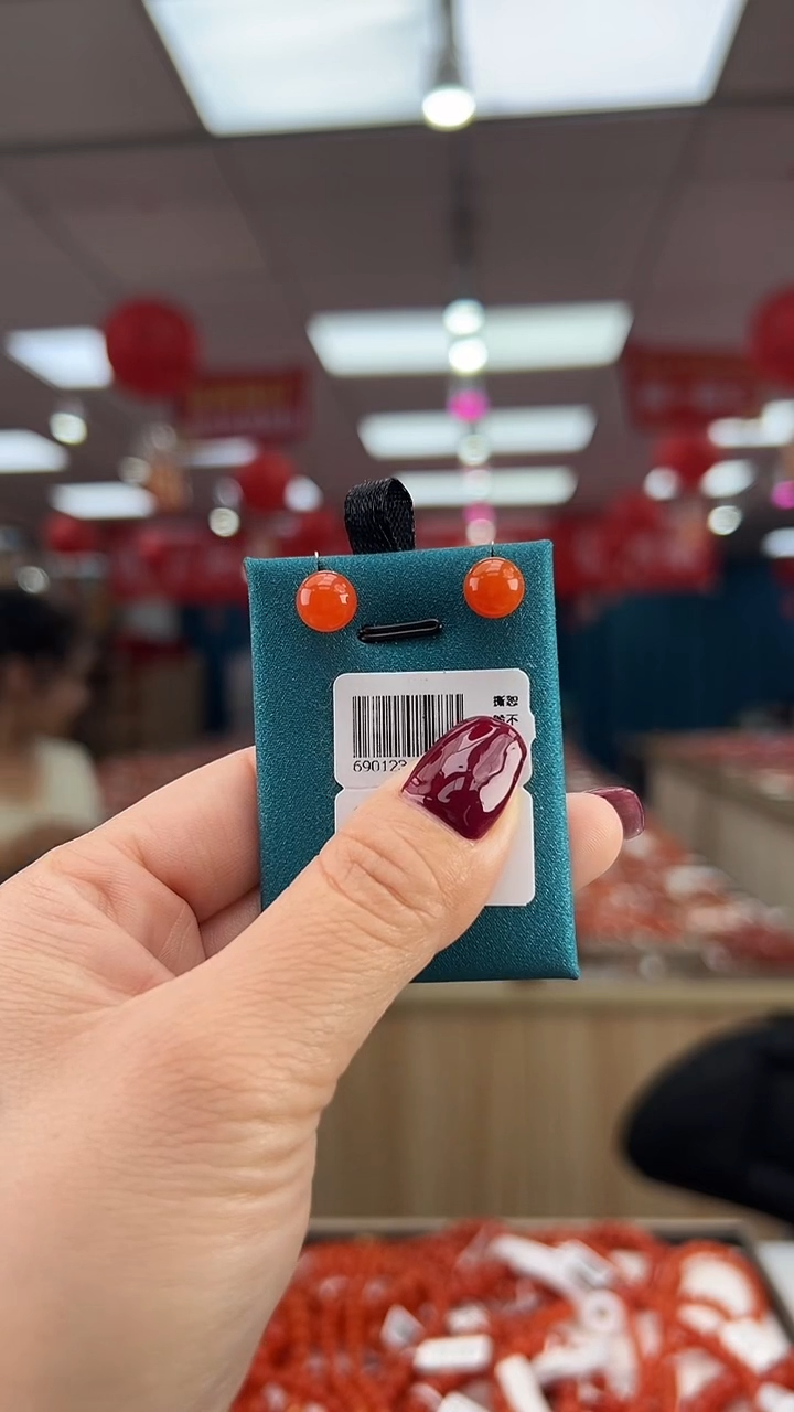 【闪购商品】南红玛瑙耳钉18K金镶嵌多样发其一/HS9990671