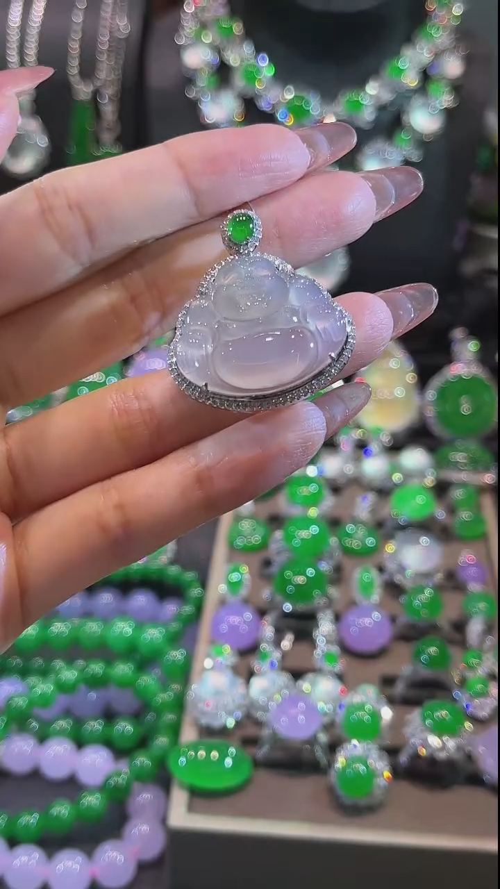 翡翠18K金镶嵌颈饰吊坠