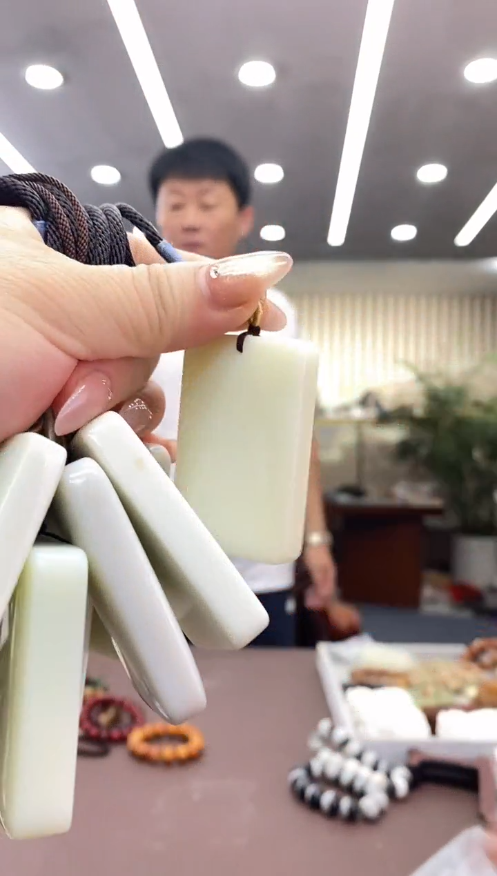 和田玉未镶嵌颈饰46牌