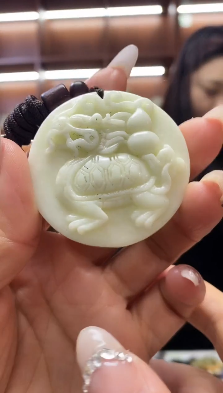 未镶嵌蛇纹石玉吊坠    