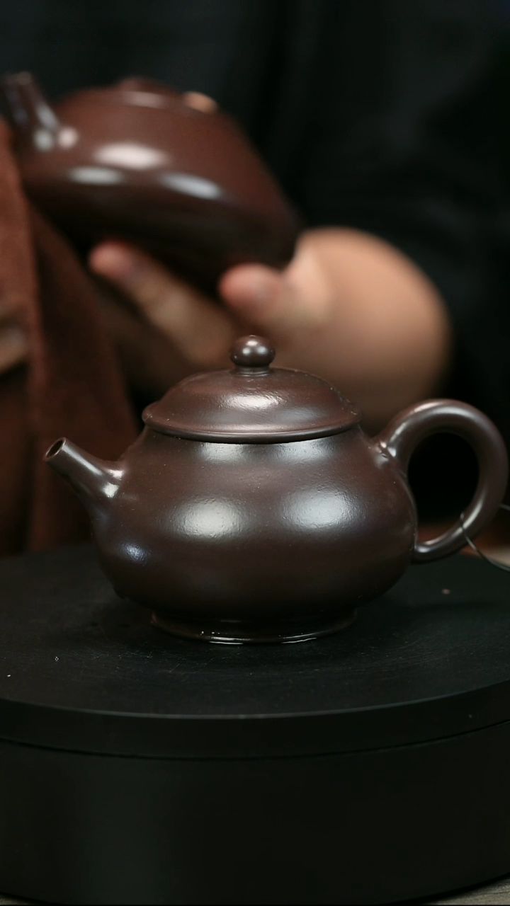茶壶紫砂路**程H1992陈春芬黑墩头光素潘壶