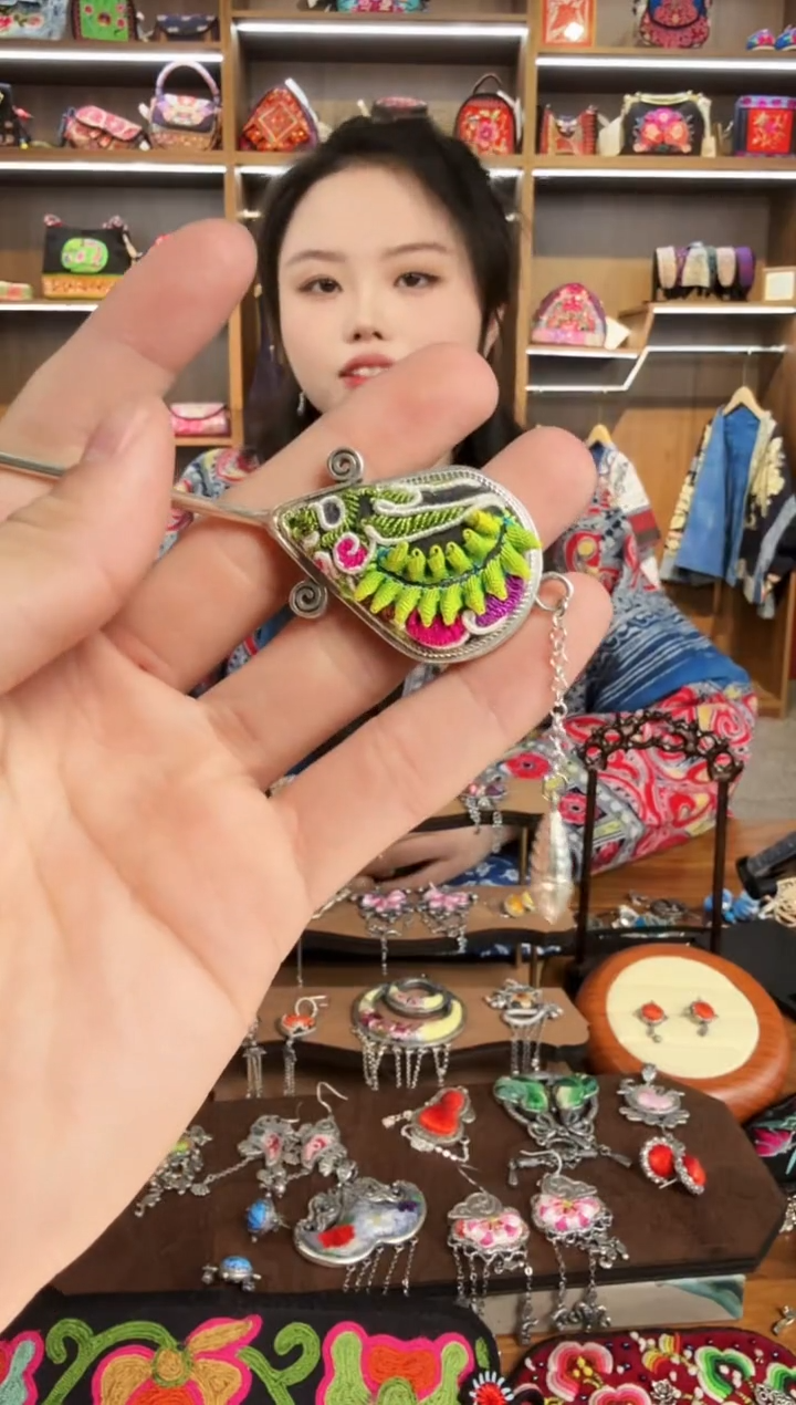 【闪购商品】织绣196蒙阿苏苗绣传承