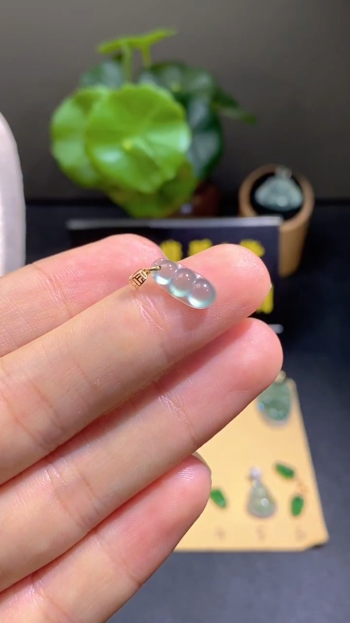 颈饰18K金镶嵌翡翠翡翠A货