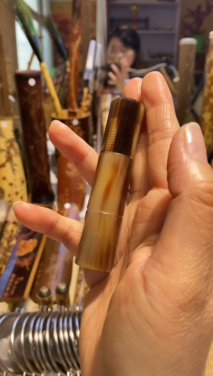 胡*男牛角牙签筒一个