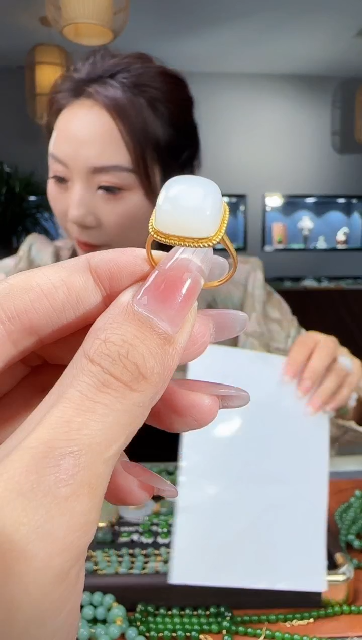 18K金镶嵌戒指和田玉1