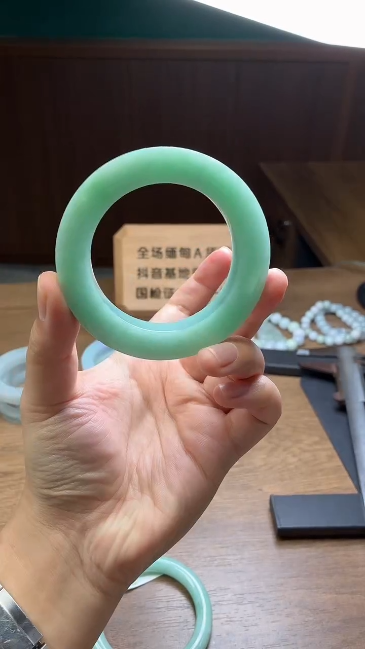 未镶嵌手镯定制翡翠慕**姐定制