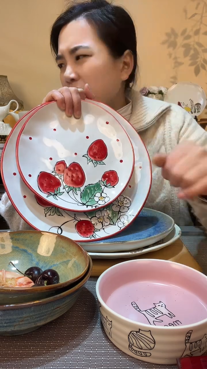 【闪购商品】瓷片2个大小草莓盘 微瑕介意勿拍