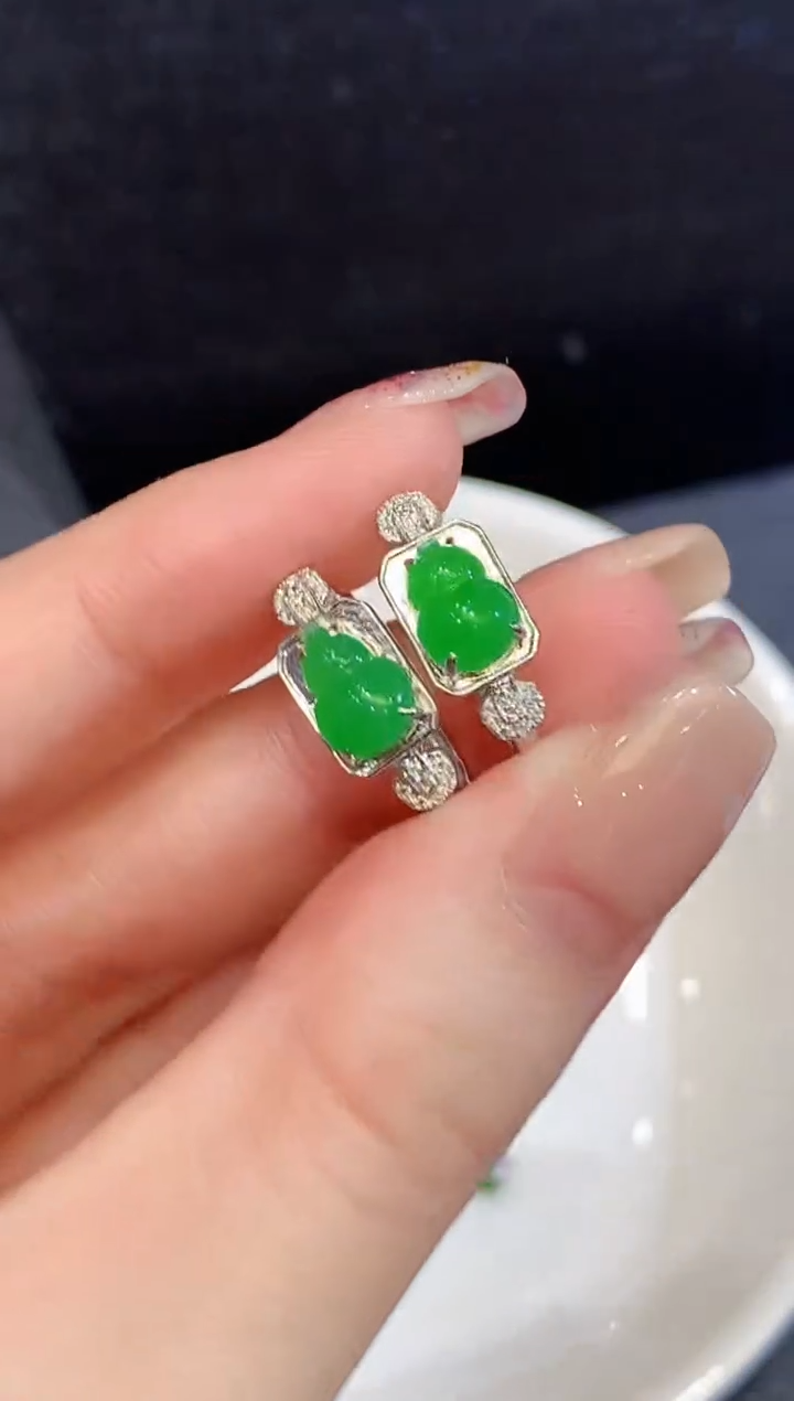 18K金镶嵌翡翠耳饰L2075多样性发其一