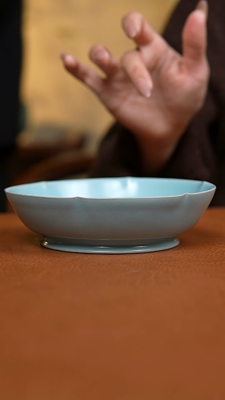 盘仿古天青14口葵口盘瑕