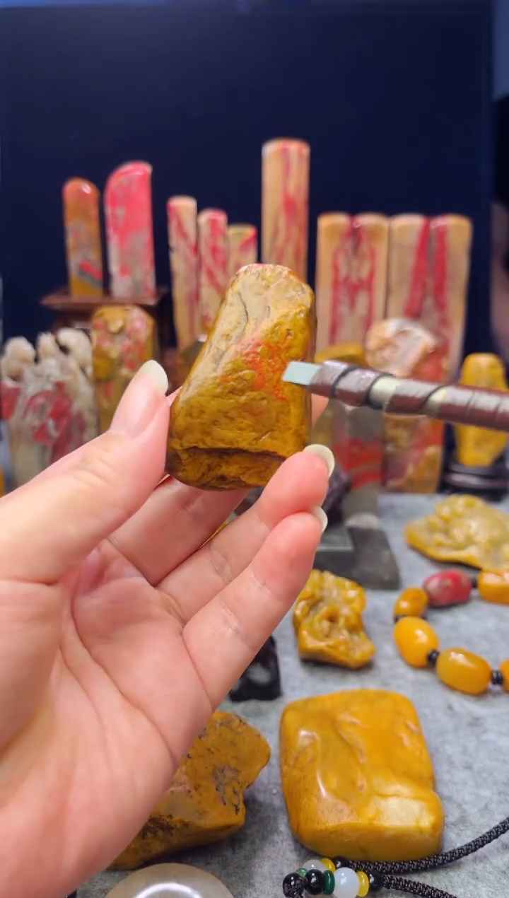 昌化石昌化田黄鸡血一个