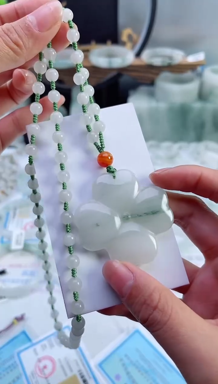 未镶嵌首饰石英质玉（天山翠）四叶草