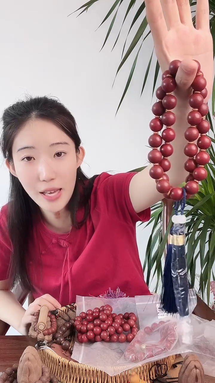 龙瑞香方手持一个