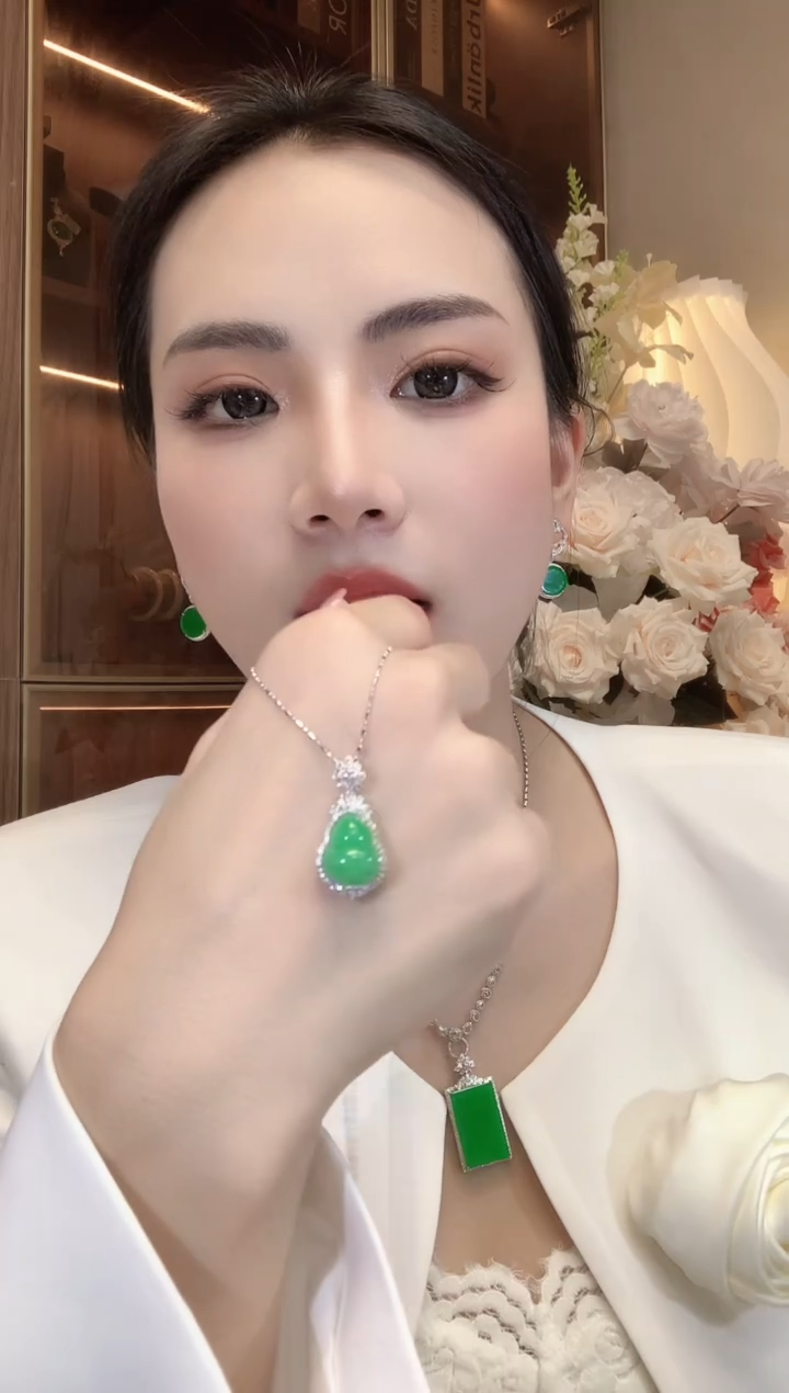 【闪购商品】翡翠吊坠(不含链)18K金镶嵌A41