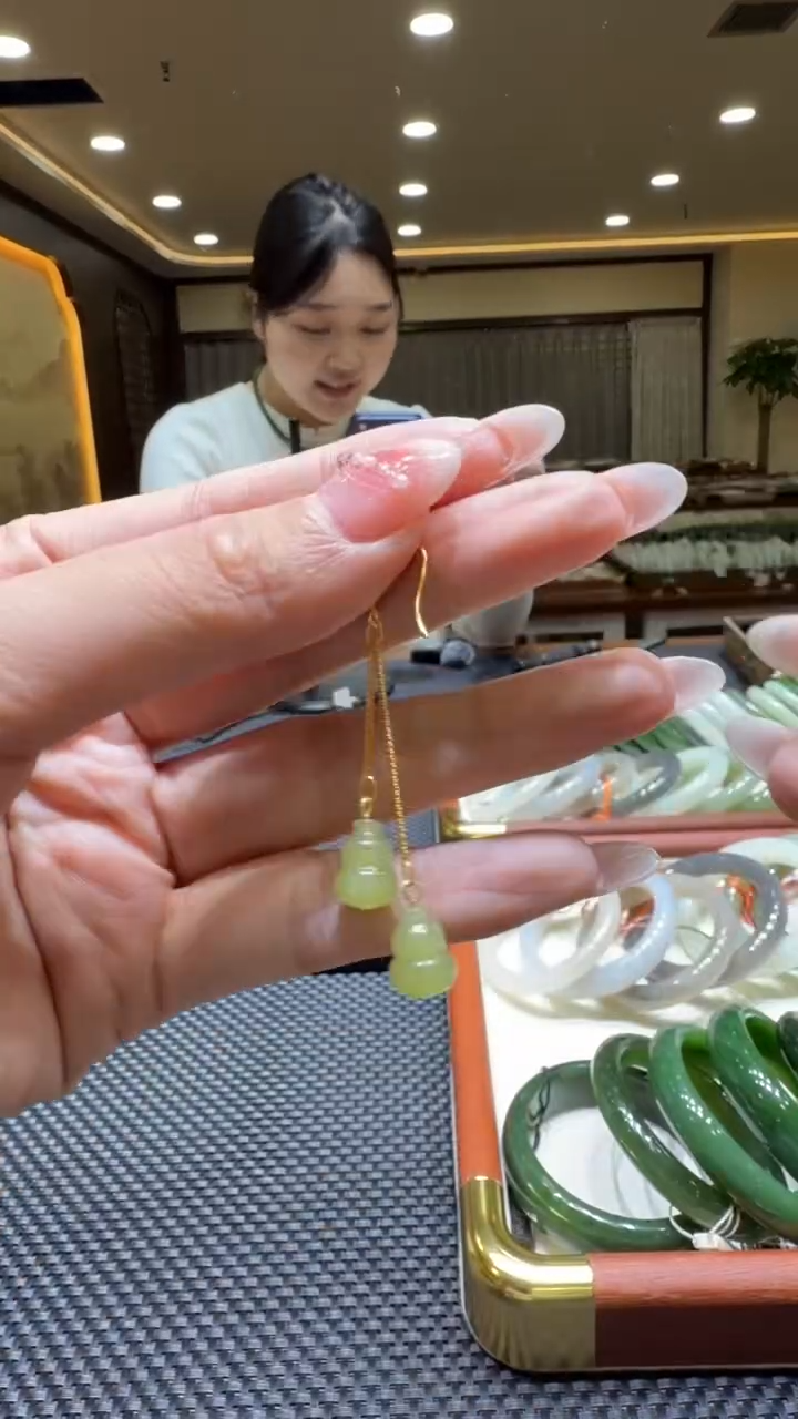 颈饰未镶嵌和田玉耳饰一对