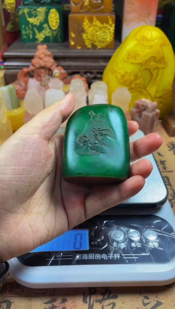 寿山石印石绝绿双面薄意雕随形章 听松